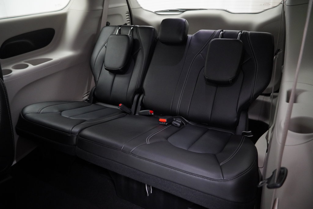 Certified 2024 Chrysler Pacifica Touring-L FWD image 14