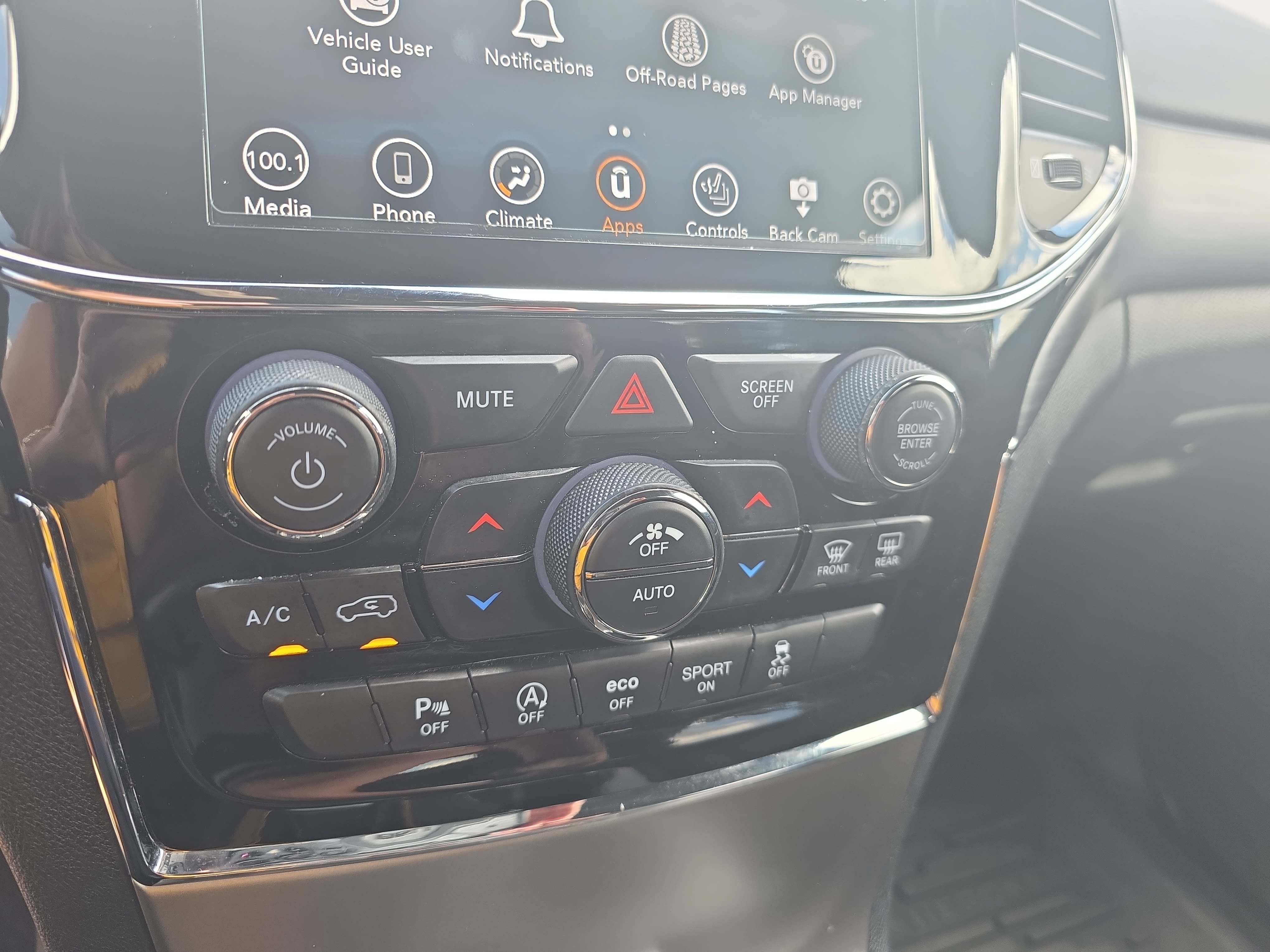 Used 2020 Jeep Grand Cherokee Laredo w/ Laredo X Package AWD/4WD image 22