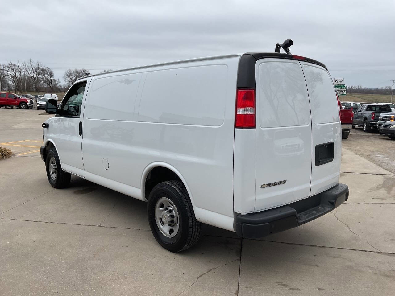 Used 2022 Chevrolet Express 2500 w/ Driver Convenience Package image 5