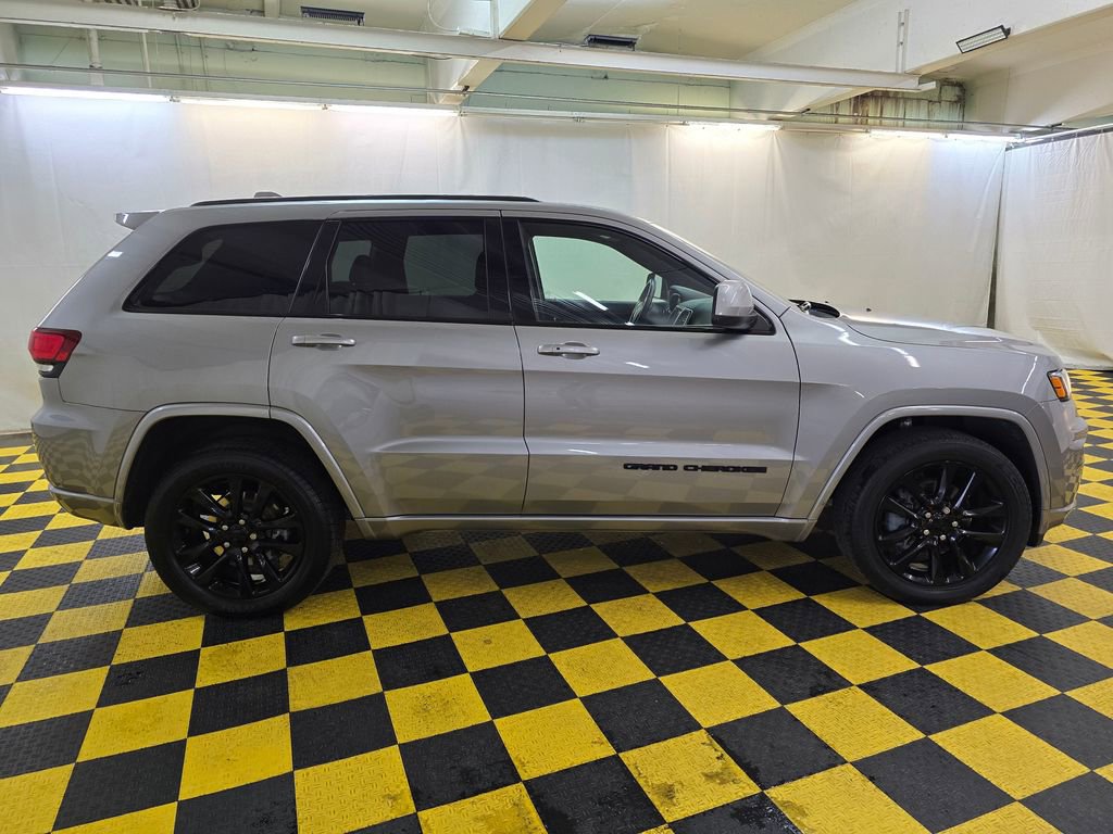 Used 2018 Jeep Grand Cherokee Altitude image 2