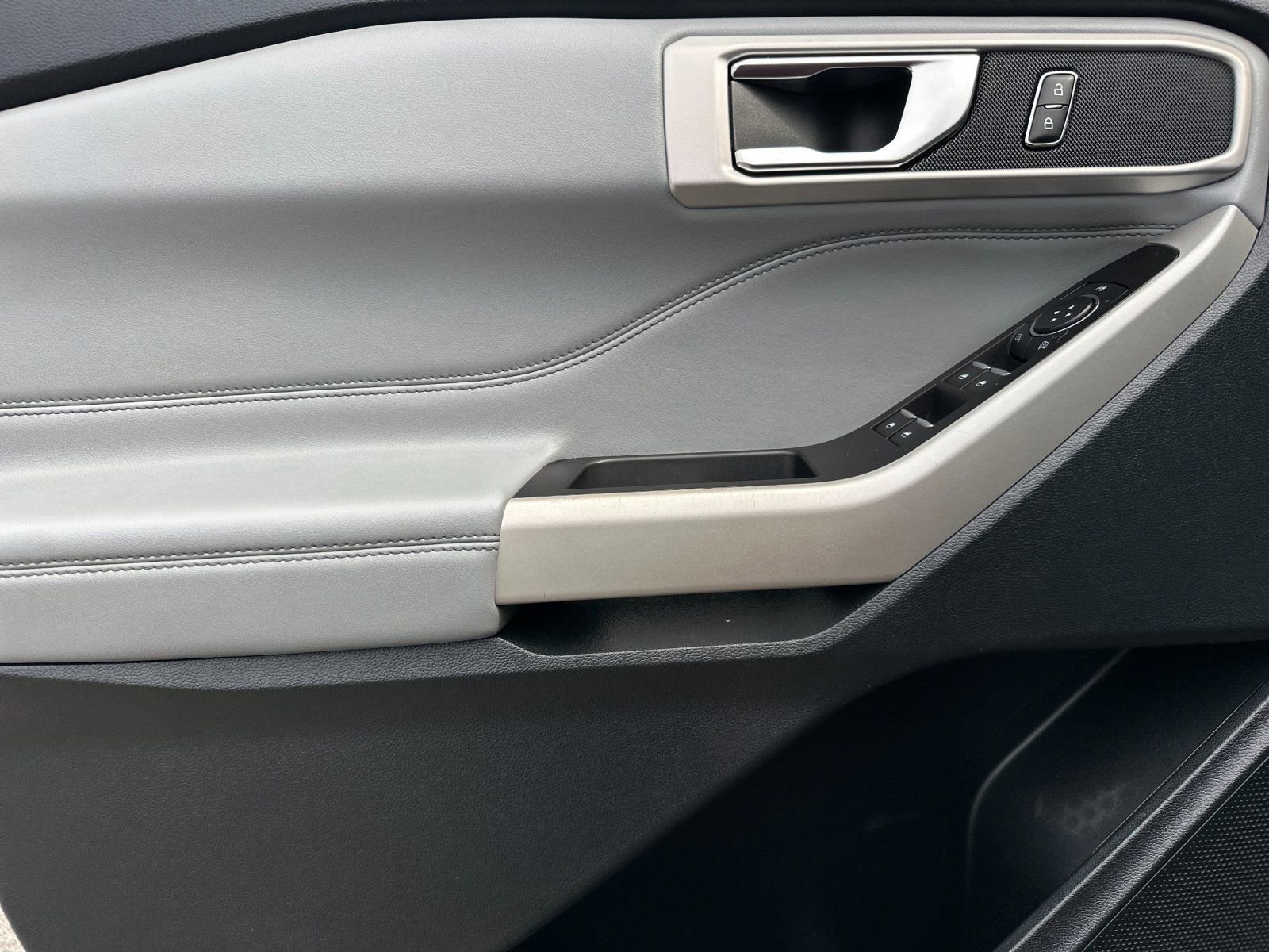 Used 2021 Ford Explorer XLT w/ Equipment Group 202A image 12