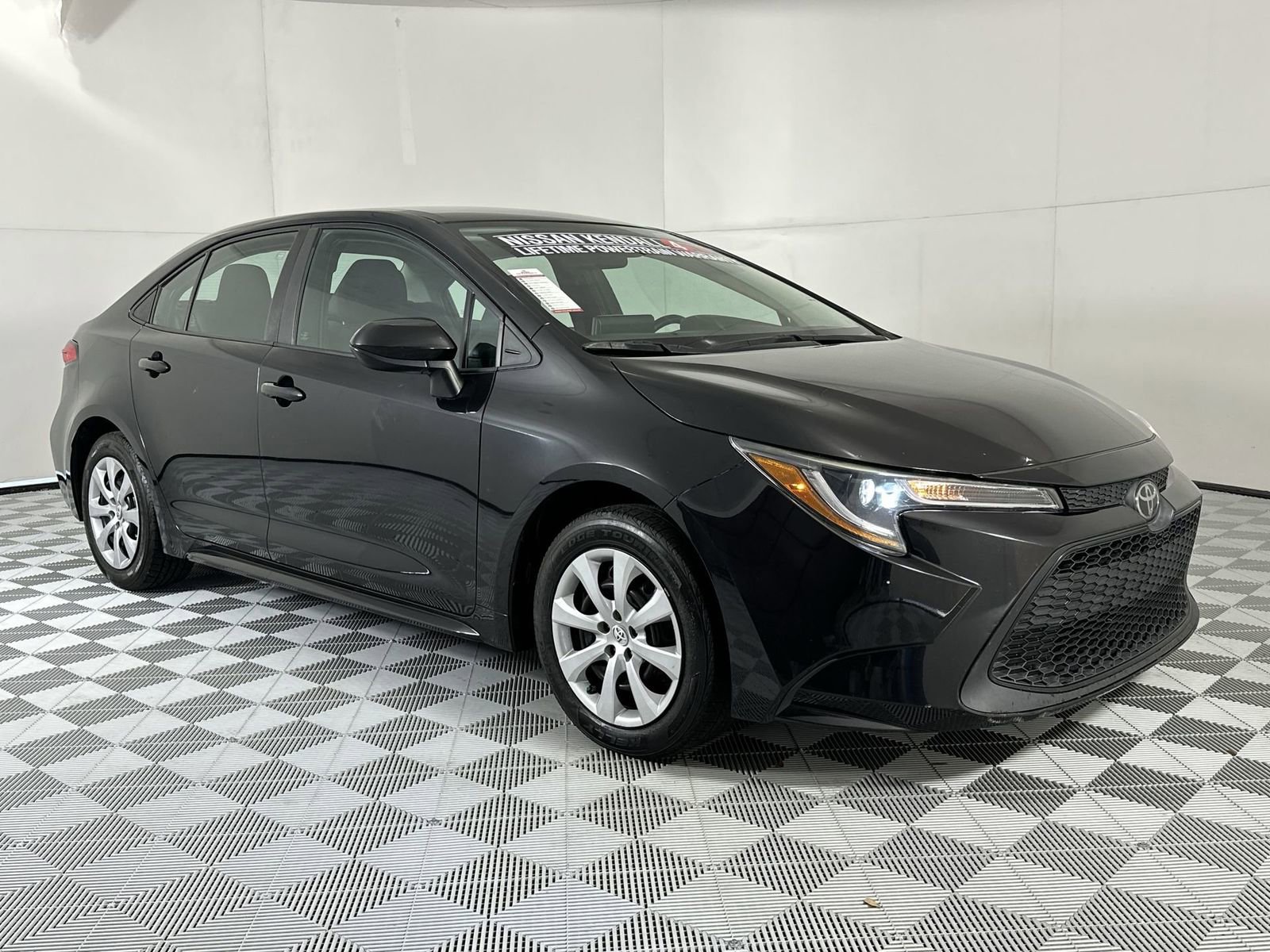 Used 2022 Toyota Corolla LE image 2