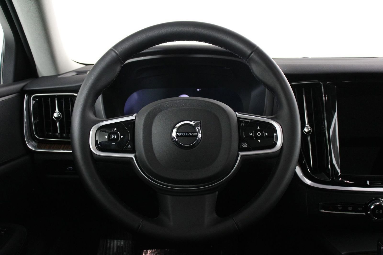 Certified 2025 Volvo V60 B5 Cross Country Plus image 8