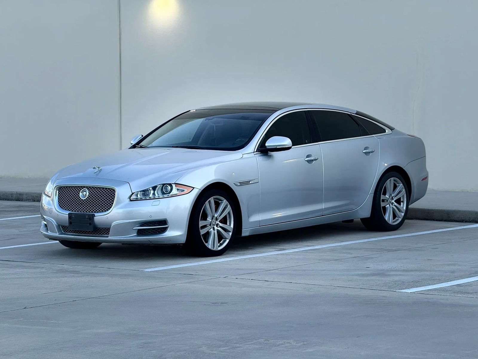 Used 2011 Jaguar XJ L RWD image 3