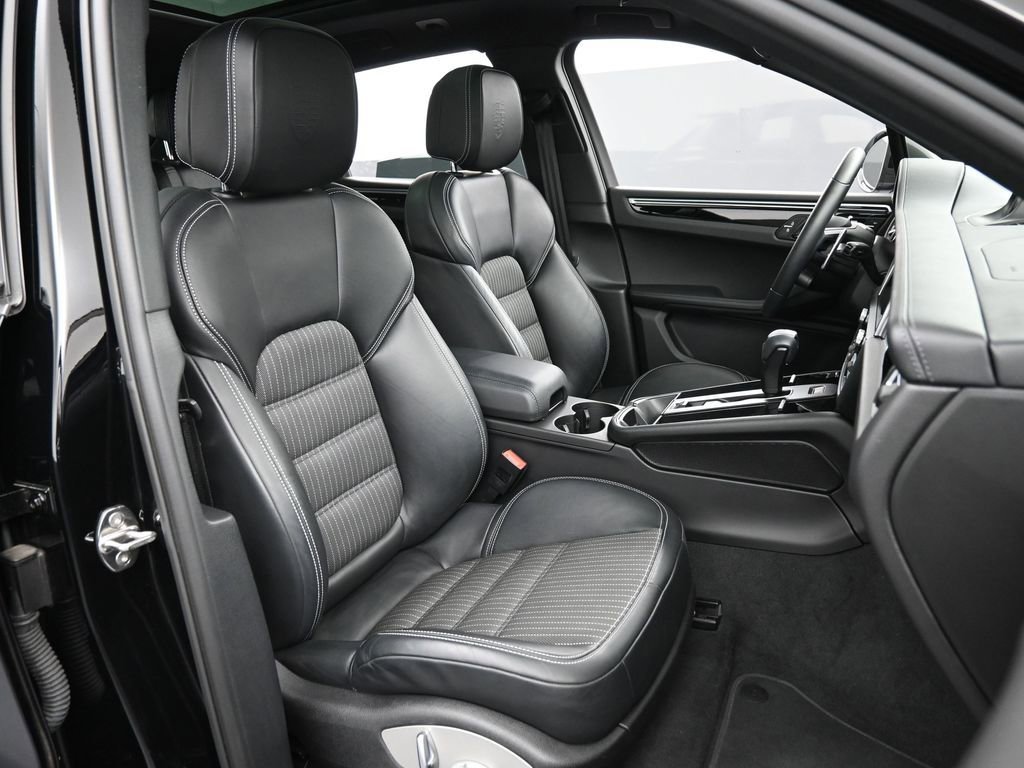 Certified 2024 Porsche Macan Turbo image 30