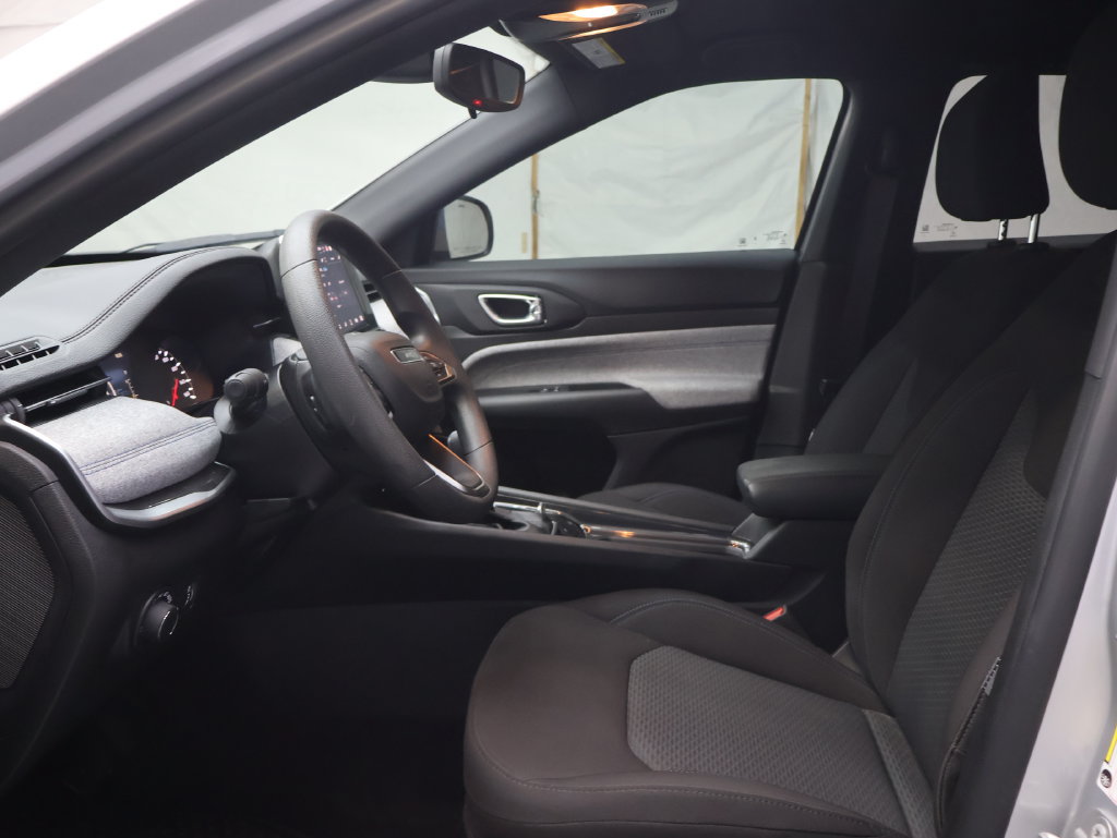 Used 2025 Jeep Compass Sport AWD/4WD image 16