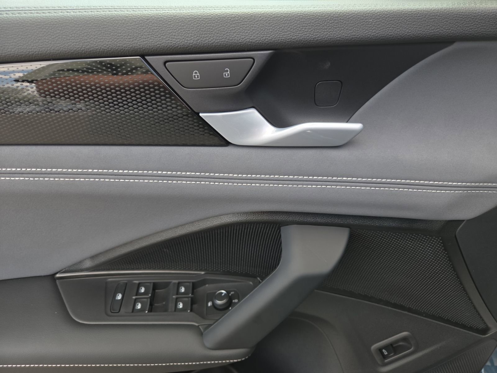 New 2026 Volkswagen Tiguan SE AWD/4WD image 18
