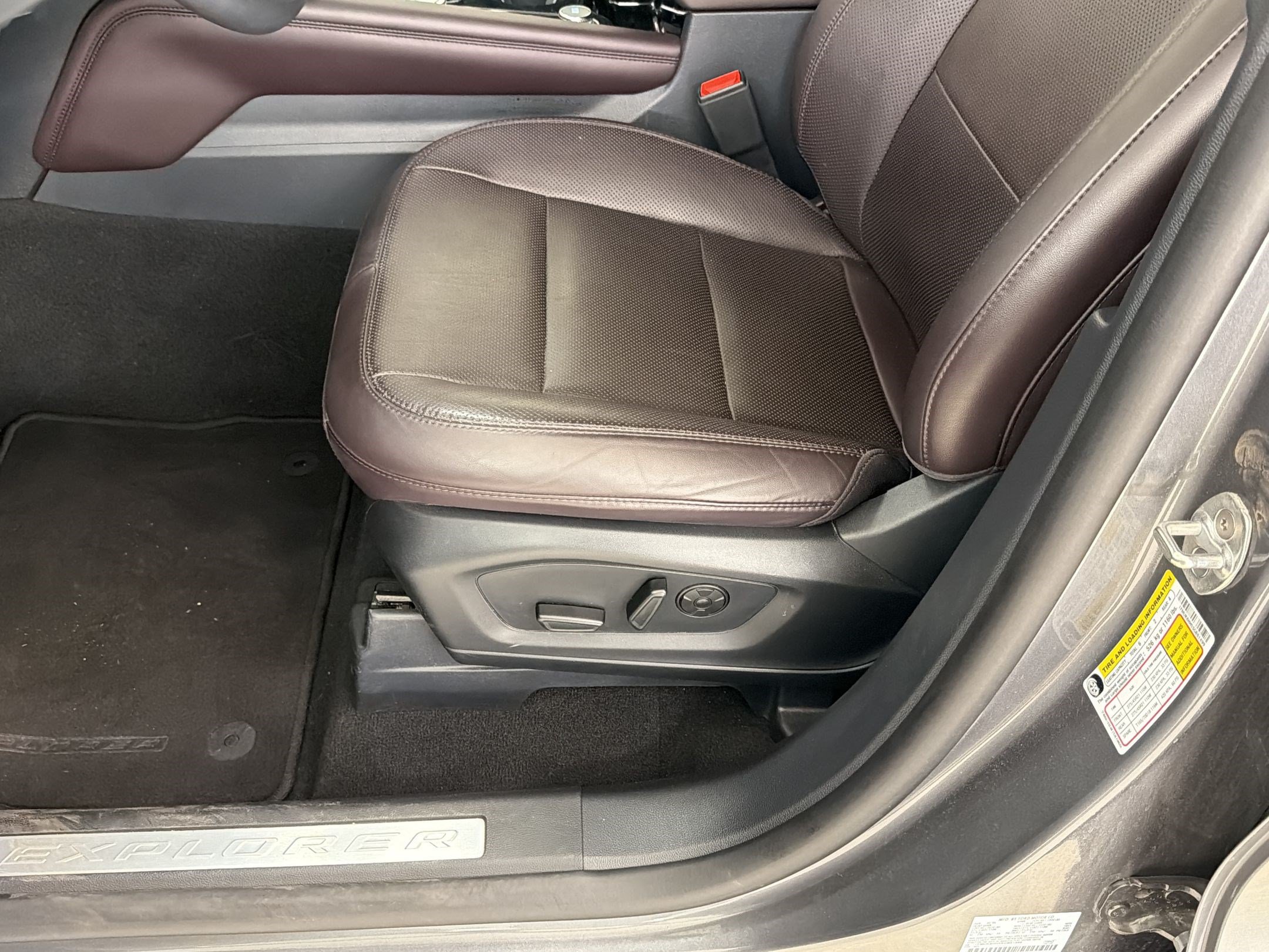 Certified 2025 Ford Explorer Platinum w/ LUX Leather Package AWD/4WD image 15