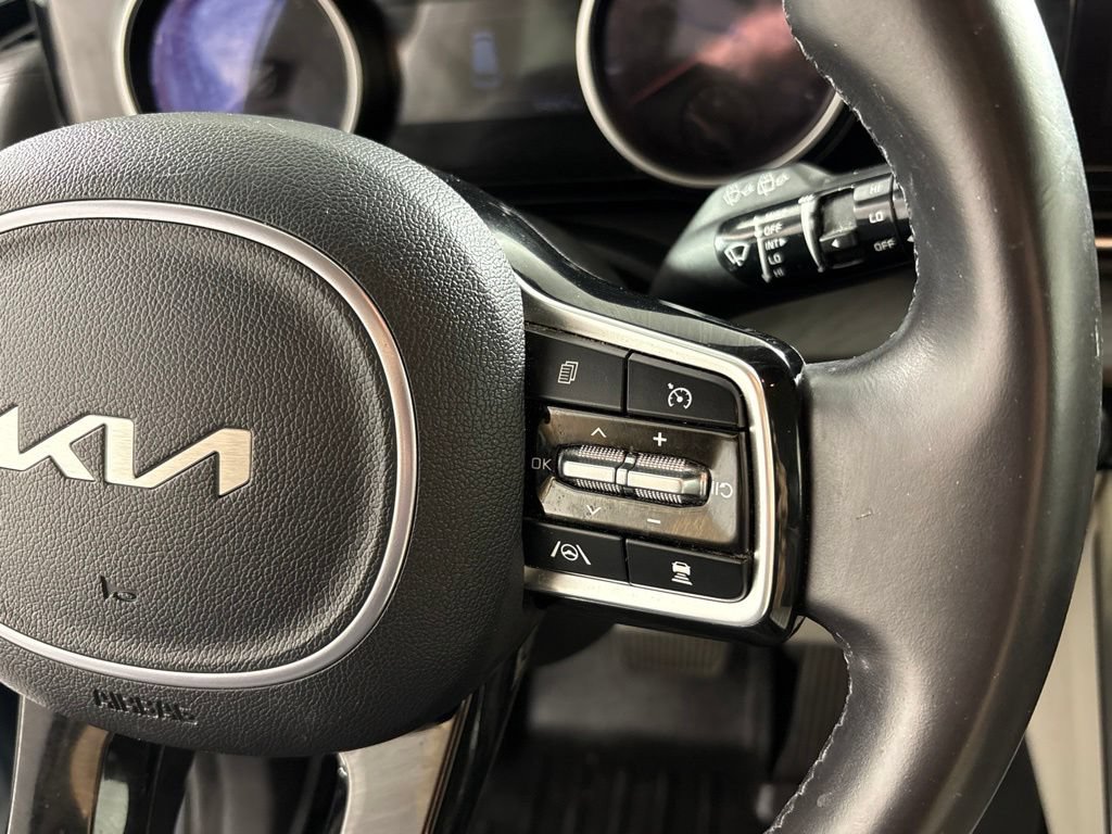 Used 2023 Kia Carnival EX FWD image 30