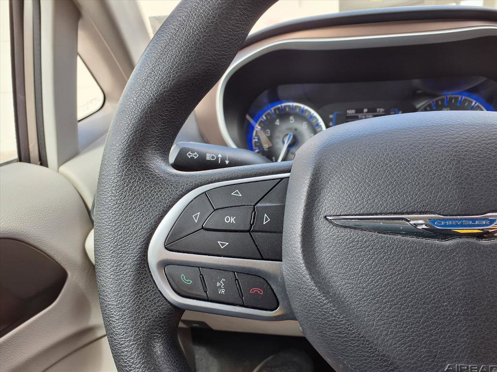 Used 2017 Chrysler Pacifica Touring image 16