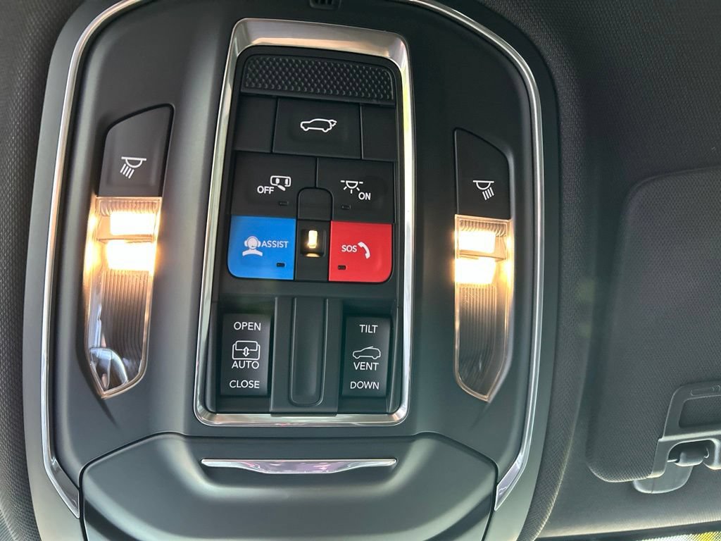 Used 2025 Jeep Grand Cherokee Altitude AWD/4WD image 22