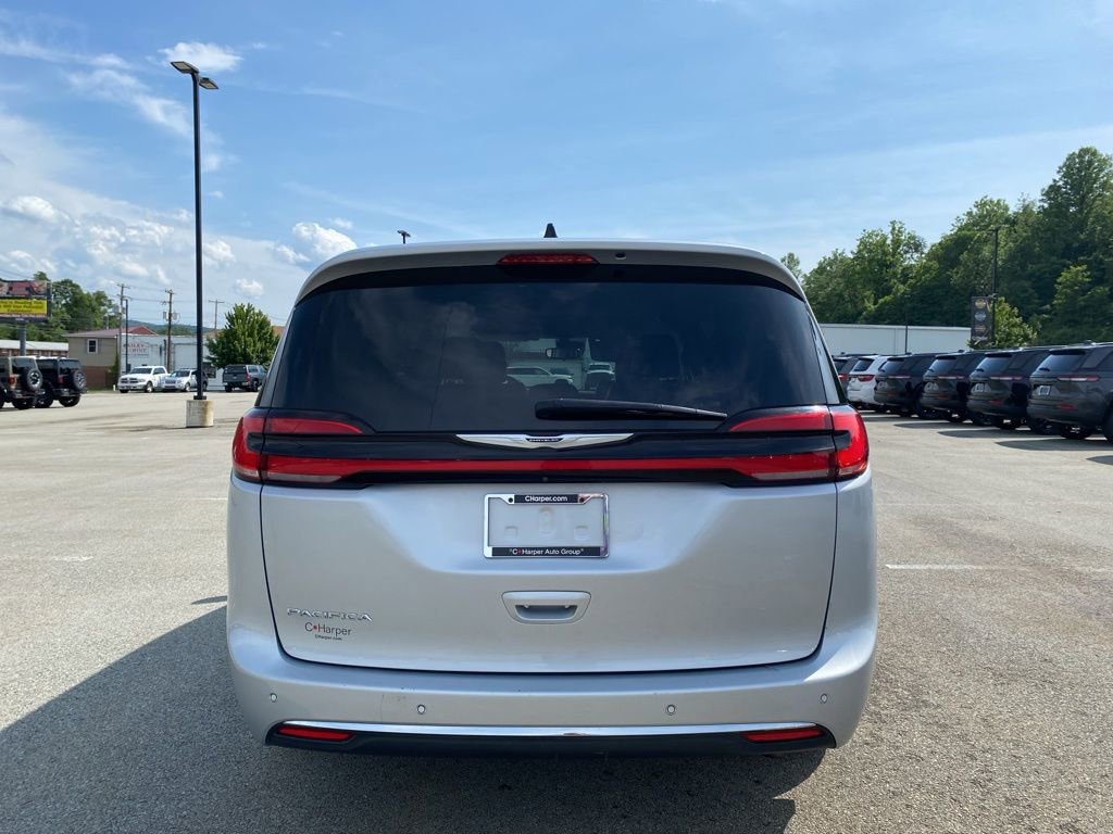 Used 2023 Chrysler Pacifica Touring-L image 3