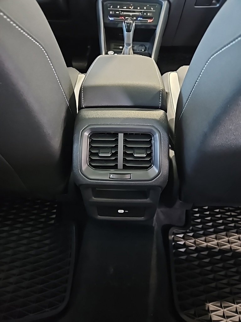 Used 2025 Volkswagen Taos SEL image 18