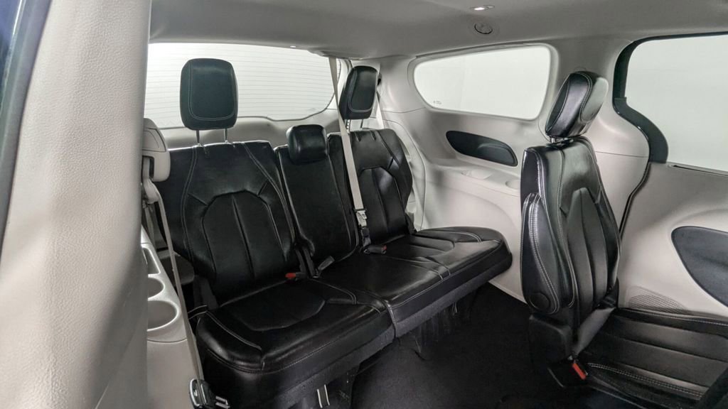 Used 2024 Chrysler Pacifica Touring-L image 7