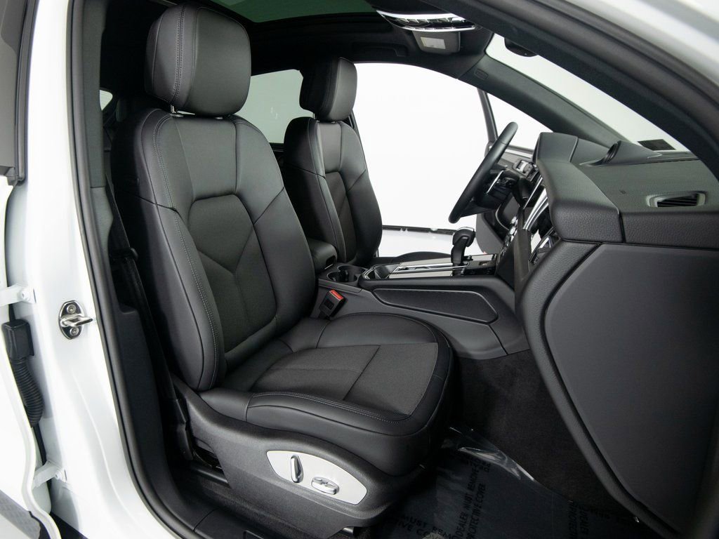 Certified 2025 Porsche Macan image 33