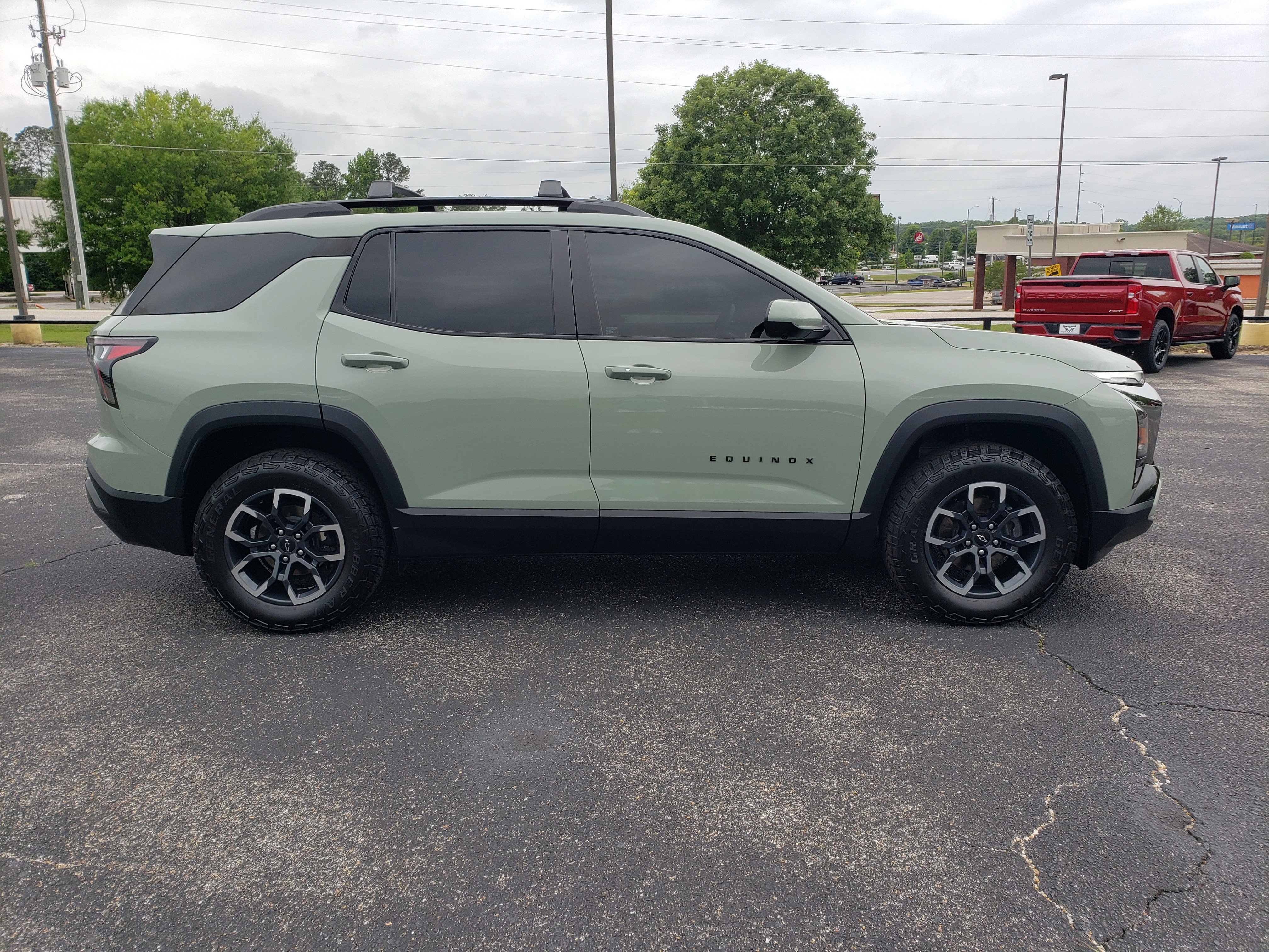 Used 2025 Chevrolet Equinox ACTIV w/ Safety and Technology Package FWD image 5