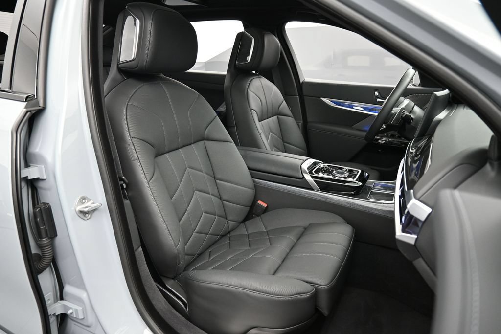 Used 2025 BMW 760i xDrive AWD/4WD image 35