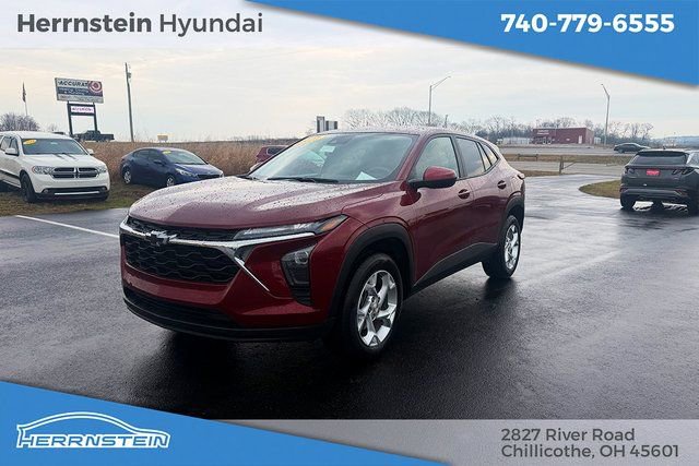 Used 2025 Chevrolet Trax LS w/ LS Convenience Package image 3