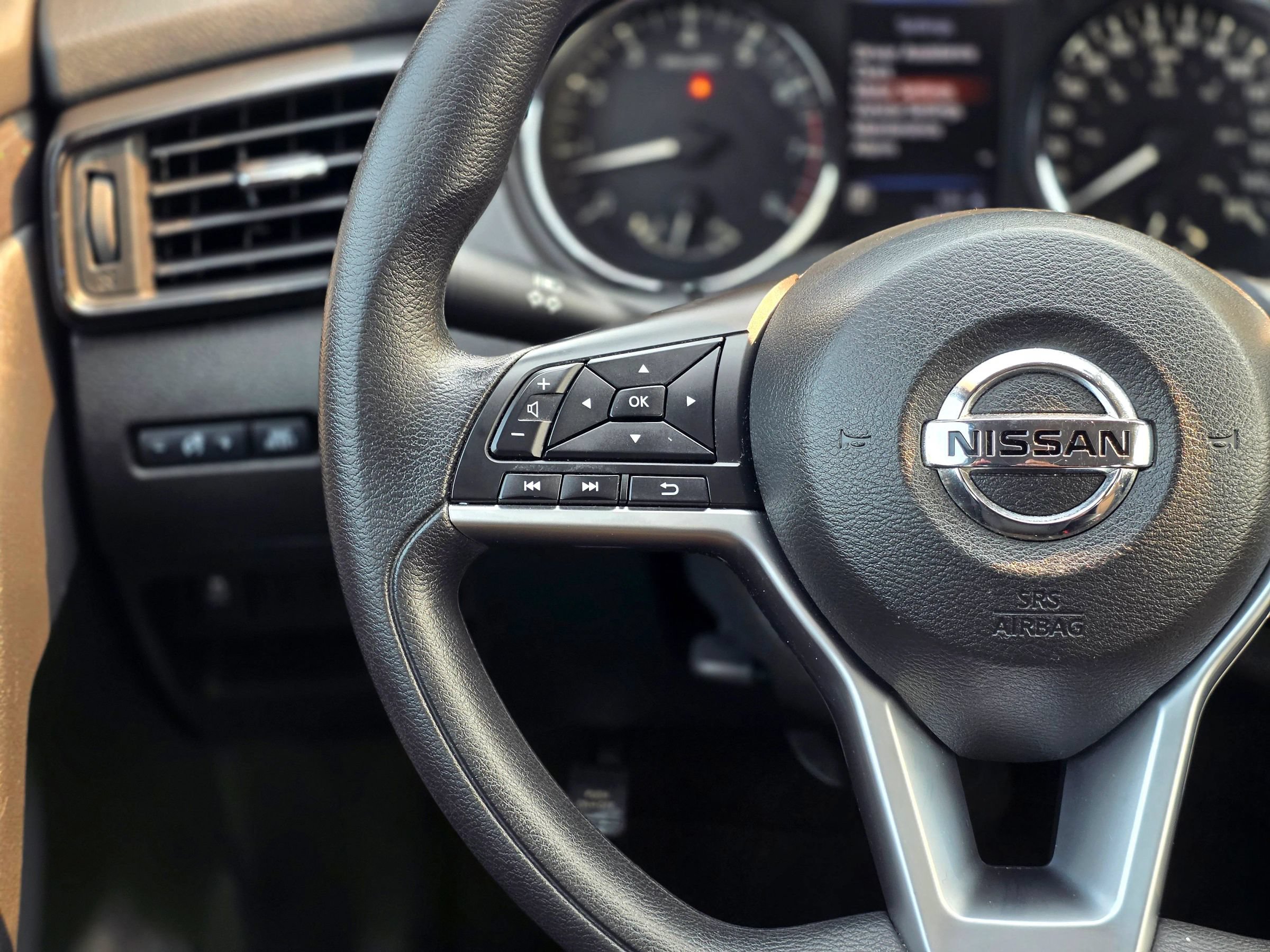 Used 2020 Nissan Rogue SV FWD image 14
