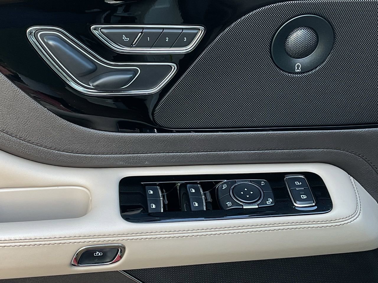 Used 2023 Lincoln Aviator Reserve w/ Equipment Group 201A image 13