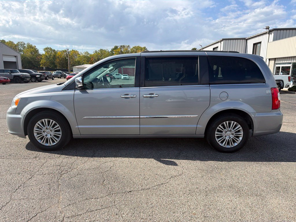 Used 2015 Chrysler Town & Country Touring-L w/ Driver Convenience Group FWD image 5
