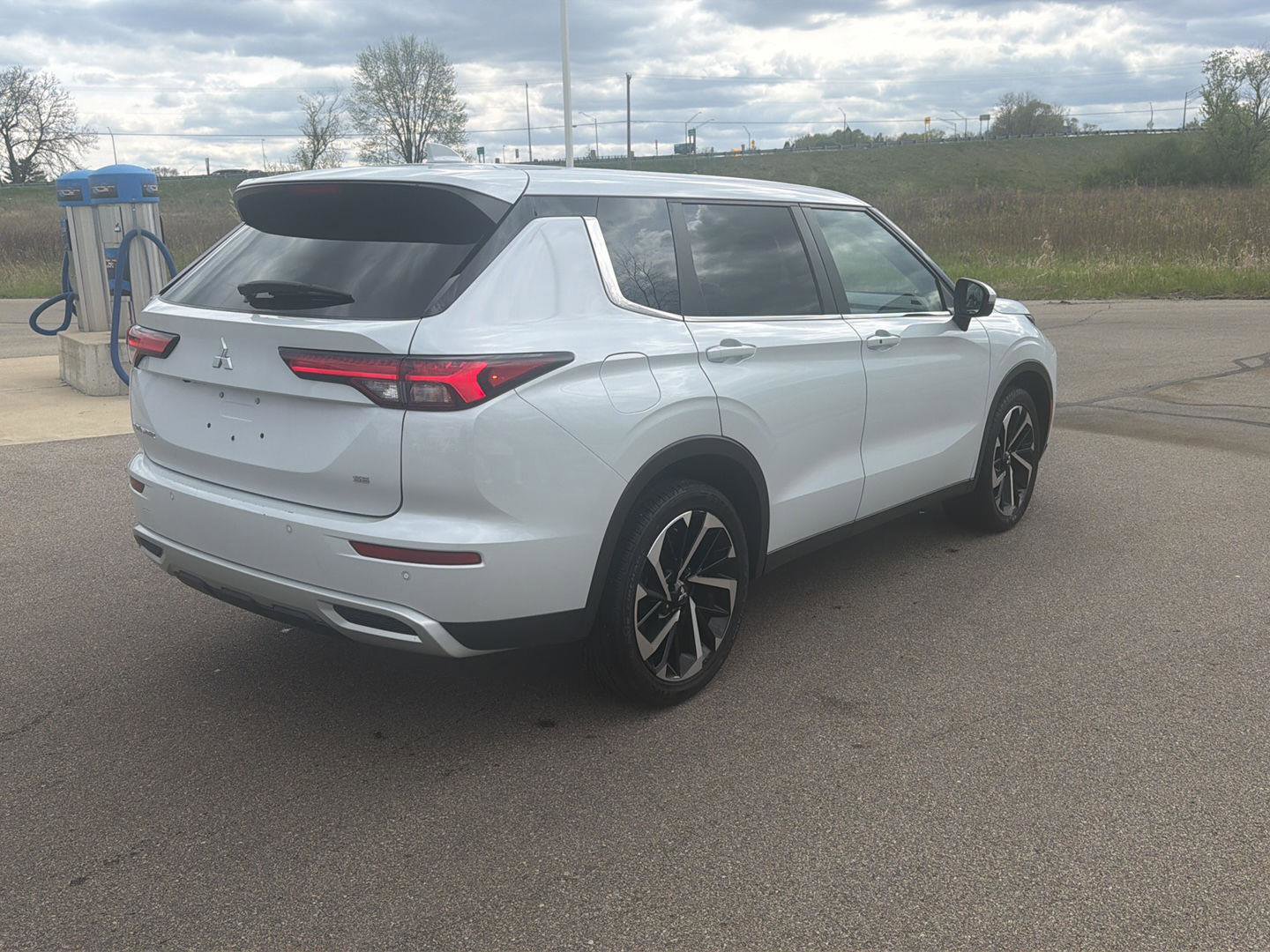 Used 2024 Mitsubishi Outlander SE FWD image 5