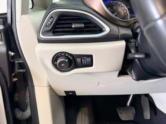 Used 2018 Chrysler Pacifica Touring-L Plus w/ Advanced Safetytec Group FWD image 15