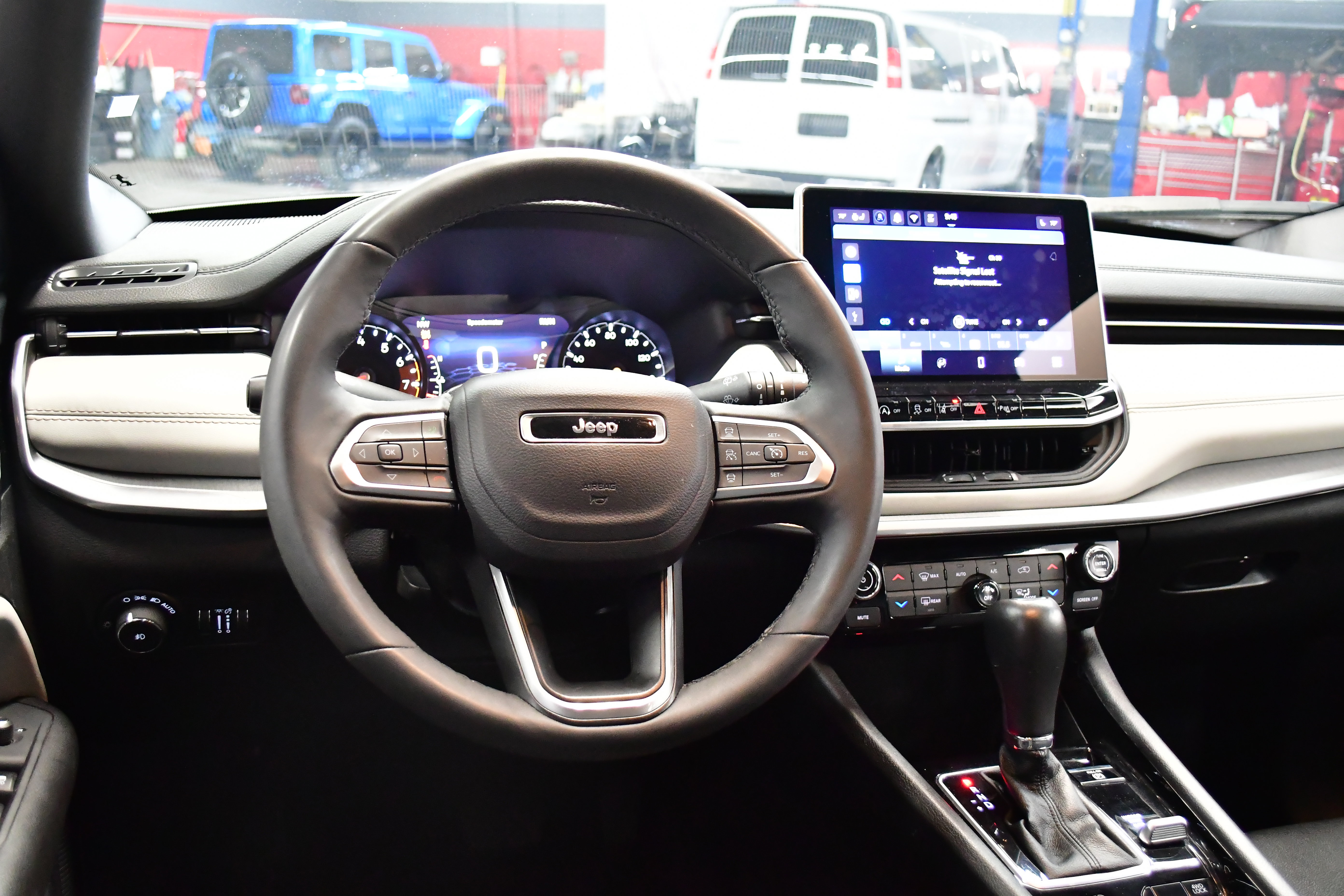 Used 2025 Jeep Compass Limited AWD/4WD image 9