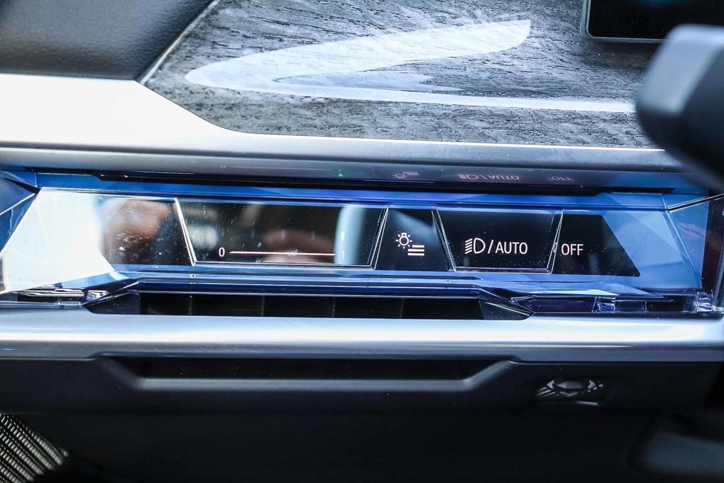 Used 2025 BMW 740i xDrive image 23