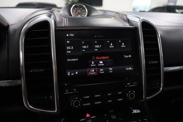 Used 2017 Porsche Cayenne Turbo AWD/4WD image 33