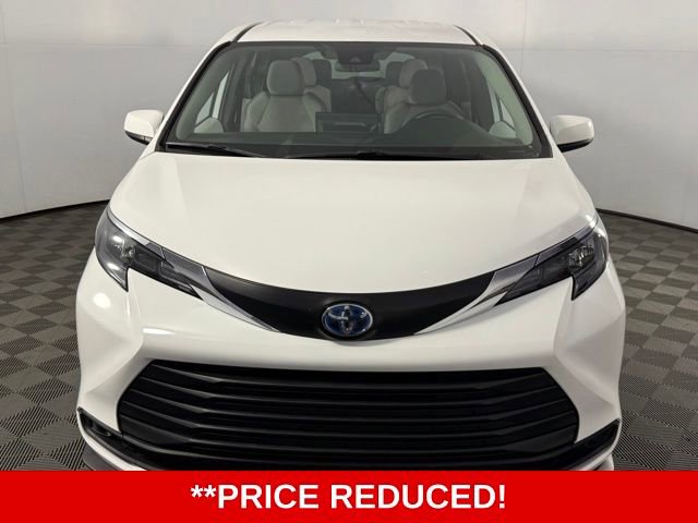 Used 2025 Toyota Sienna LE FWD image 2