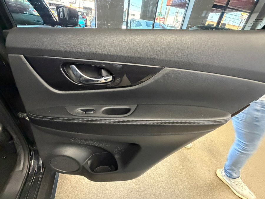 Used 2018 Nissan Rogue S image 30