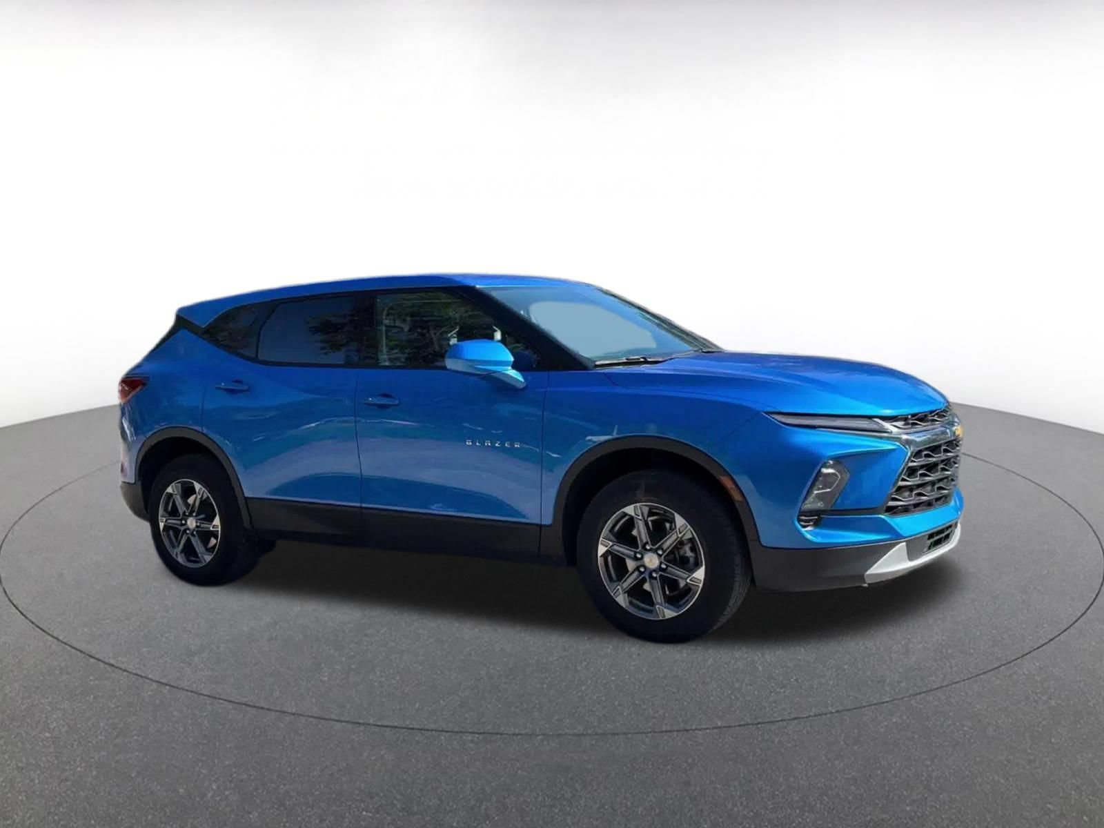 Used 2026 Chevrolet Blazer LT FWD image 2