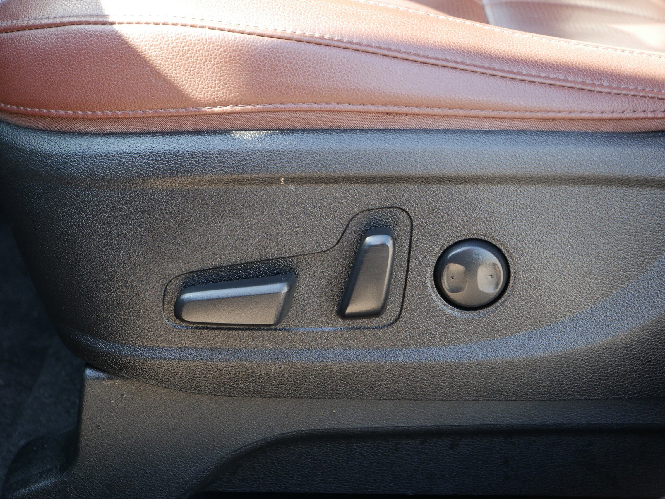 Used 2023 Kia Telluride EX w/ EX Captain's Chair Package image 20