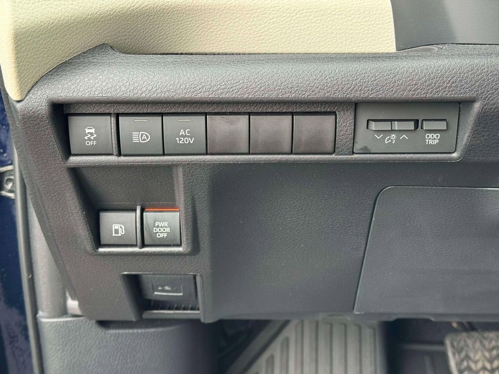 Used 2025 Toyota Sienna Limited image 19