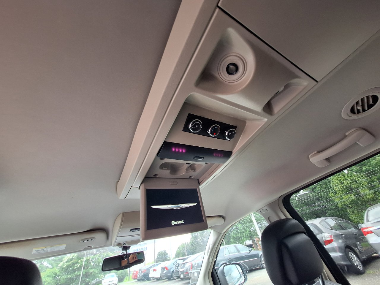 Used 2015 Chrysler Town & Country Touring-L w/ Driver Convenience Group image 28