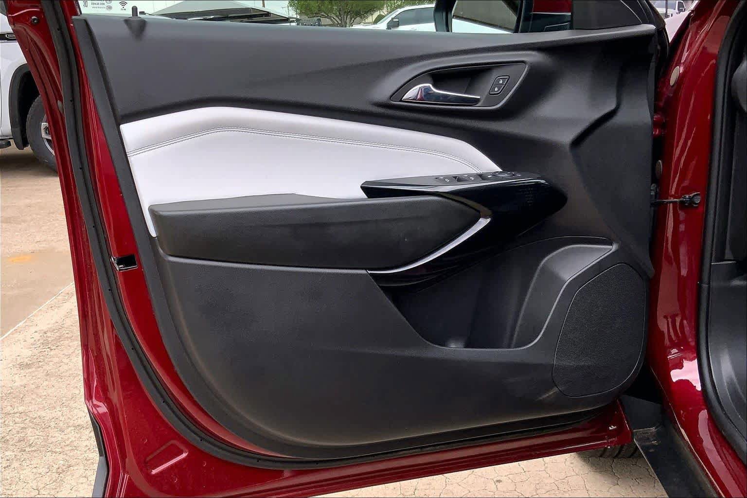 Used 2025 Chevrolet Trax LT FWD image 21
