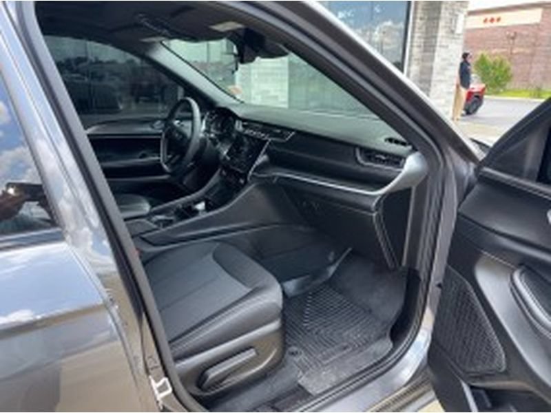 Used 2025 Jeep Grand Cherokee L Laredo AWD/4WD image 18