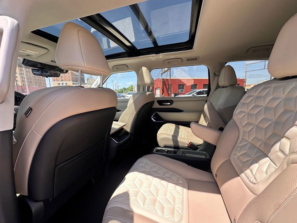 Certified 2025 Nissan Armada Platinum RWD image 17