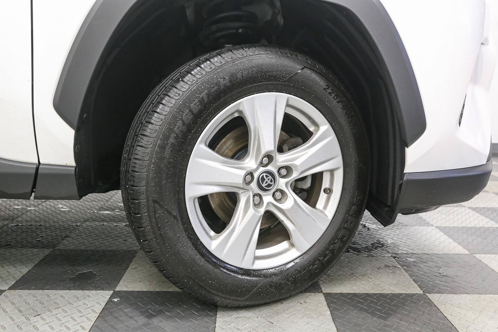 Used 2020 Toyota RAV4 XLE AWD/4WD image 14