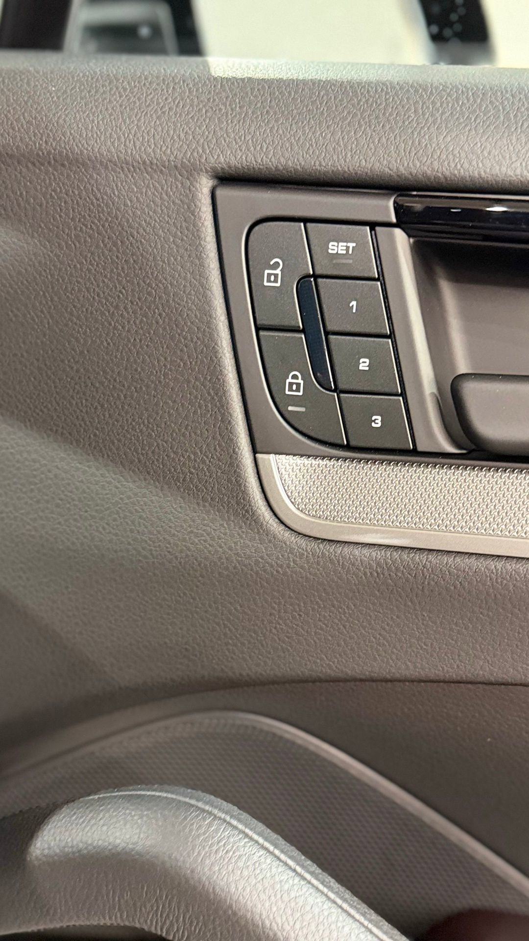 Used 2025 Porsche Cayenne Coupe image 55