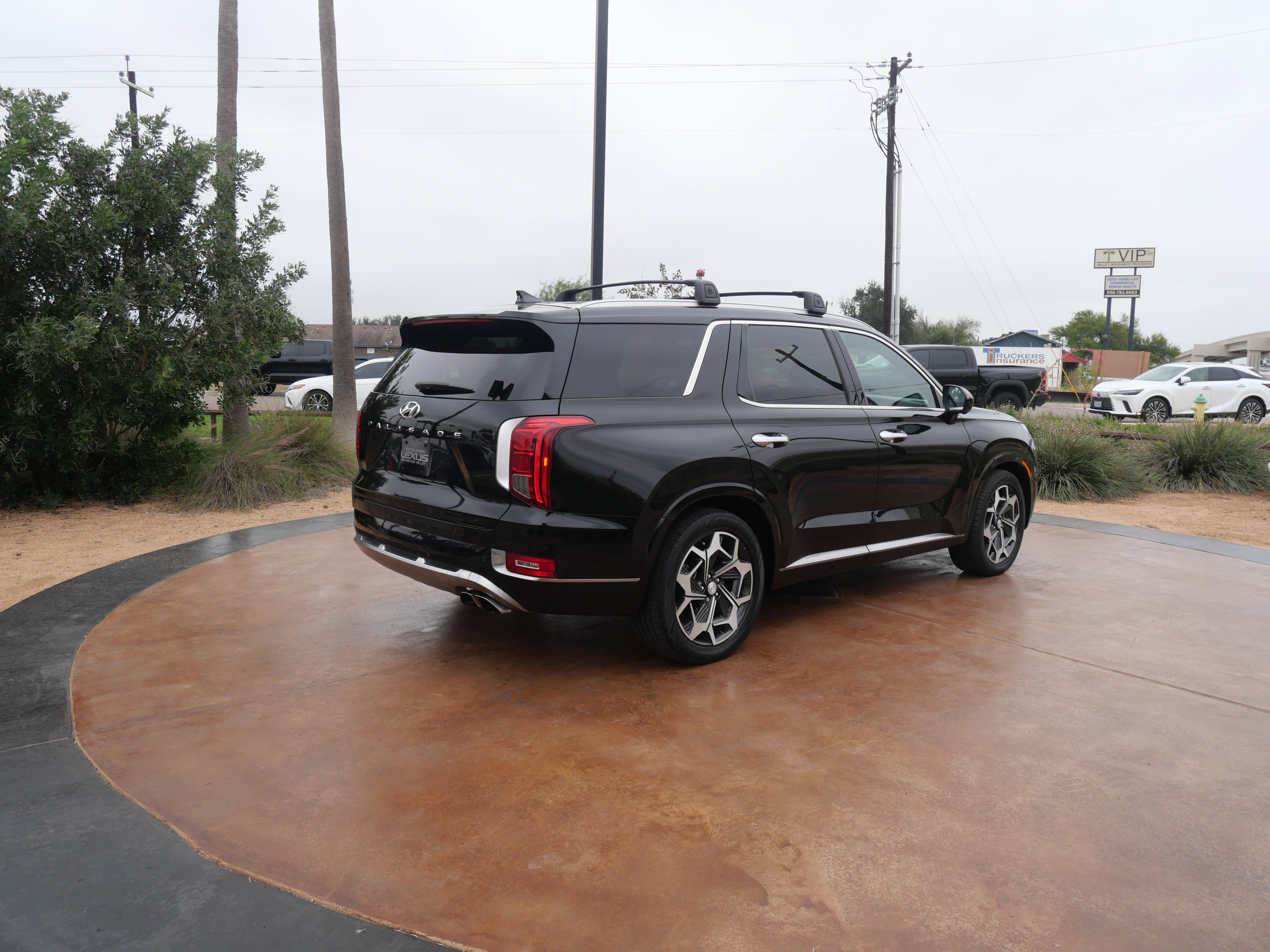 Used 2022 Hyundai Palisade Calligraphy image 2