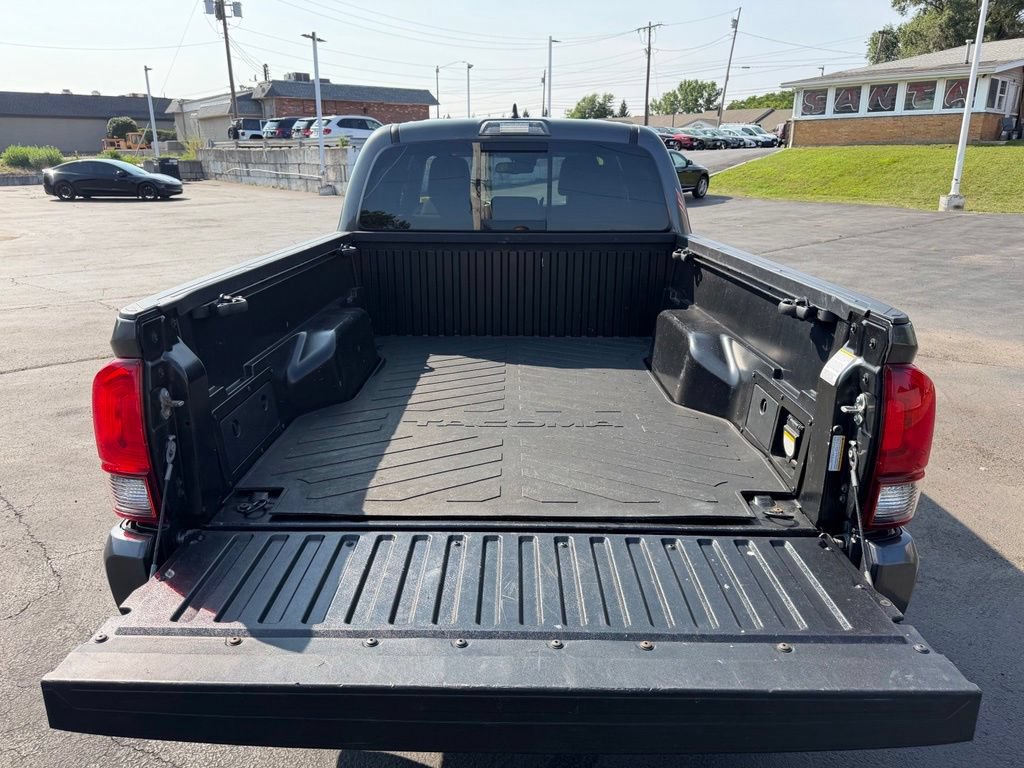 Used 2018 Toyota Tacoma TRD Sport AWD/4WD image 12