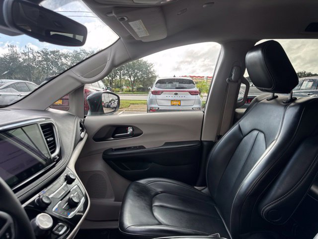 Used 2023 Chrysler Pacifica Touring-L FWD image 21