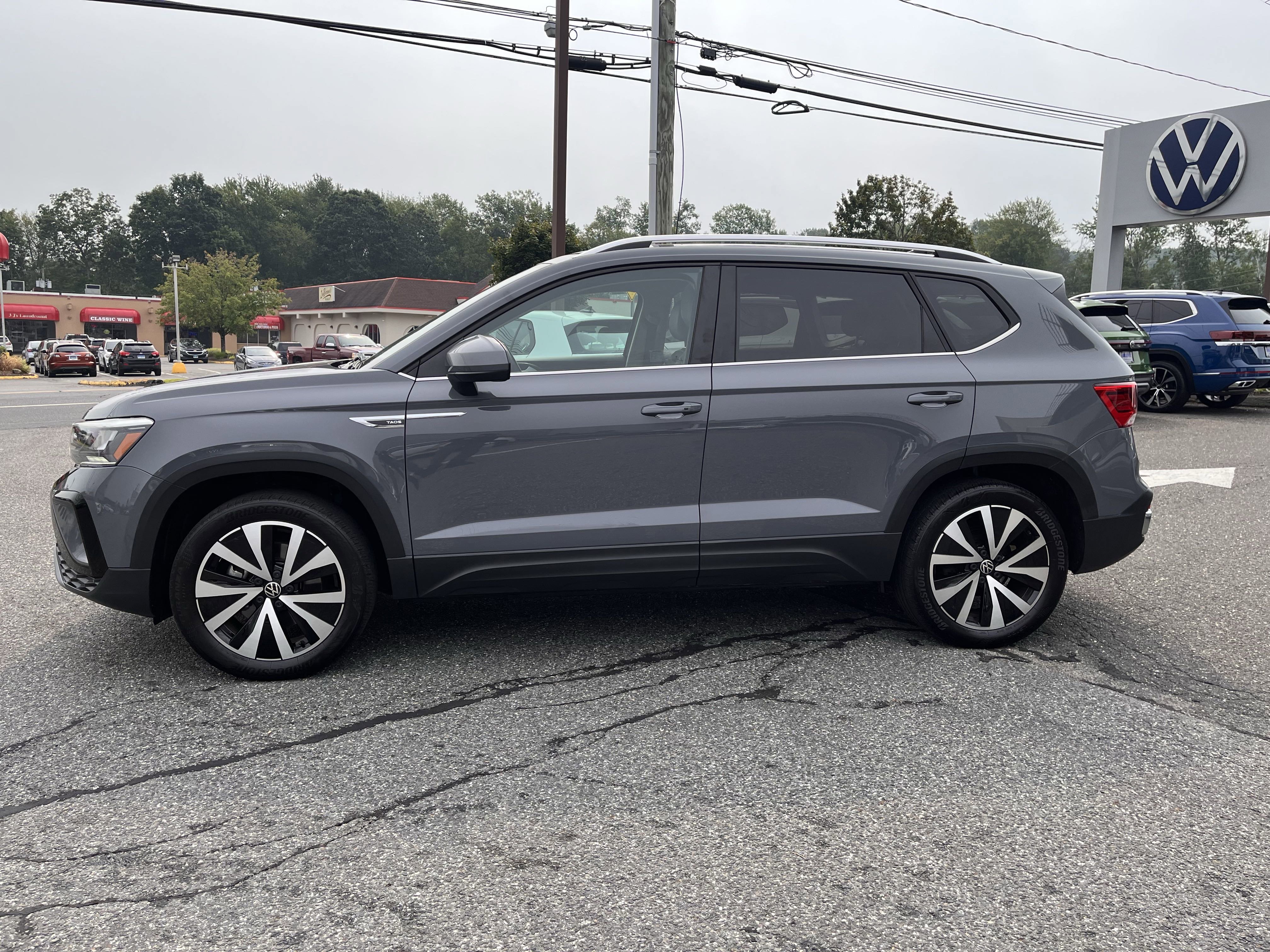 Certified 2023 Volkswagen Taos SE w/ Panoramic Sunroof Package image 4