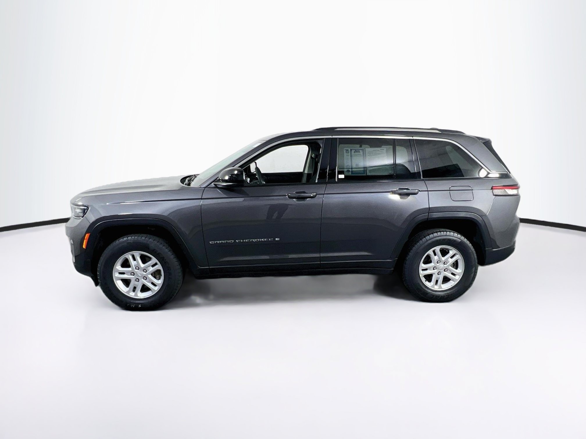 Used 2023 Jeep Grand Cherokee Laredo AWD/4WD image 8