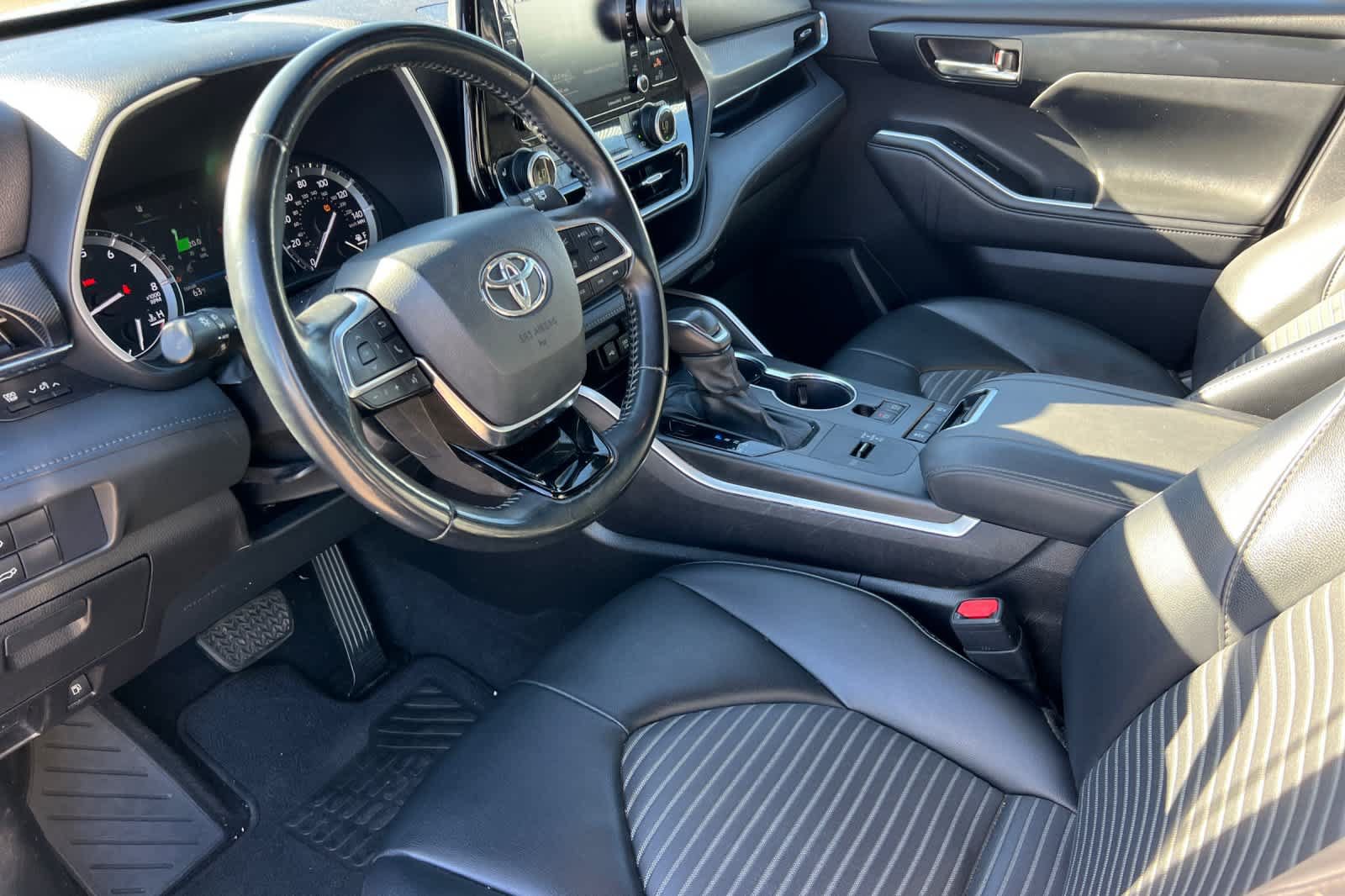 Used 2021 Toyota Highlander XSE FWD image 9