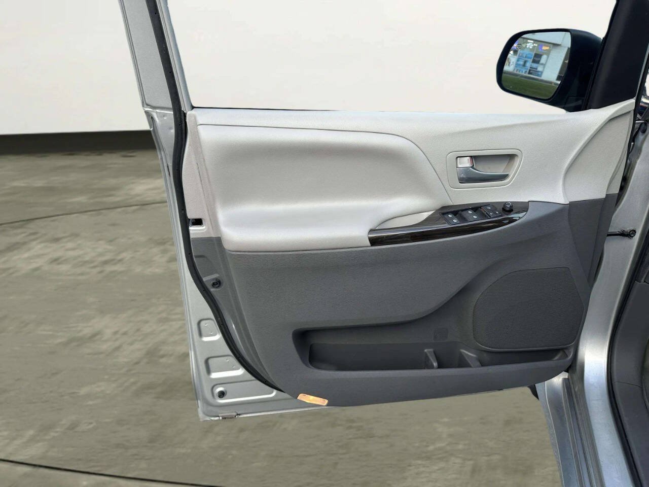Used 2020 Toyota Sienna XLE w/ XLE Navigation Package FWD image 10