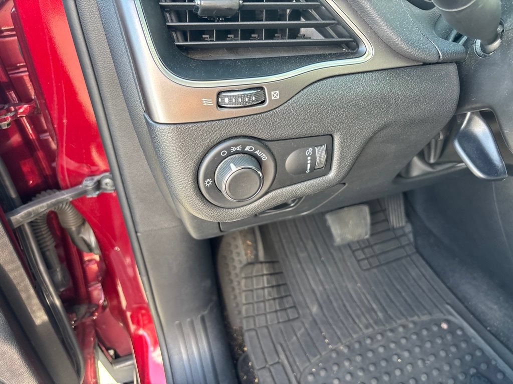 Used 2021 Jeep Cherokee Latitude FWD image 15