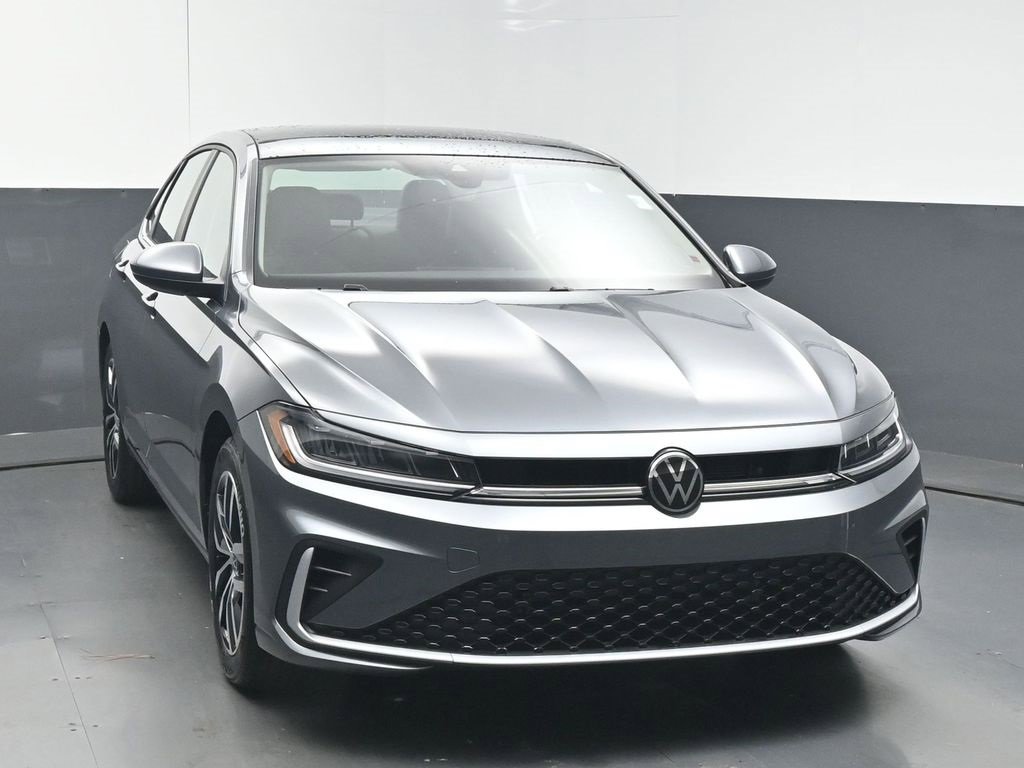 Used 2025 Volkswagen Jetta SE image 2